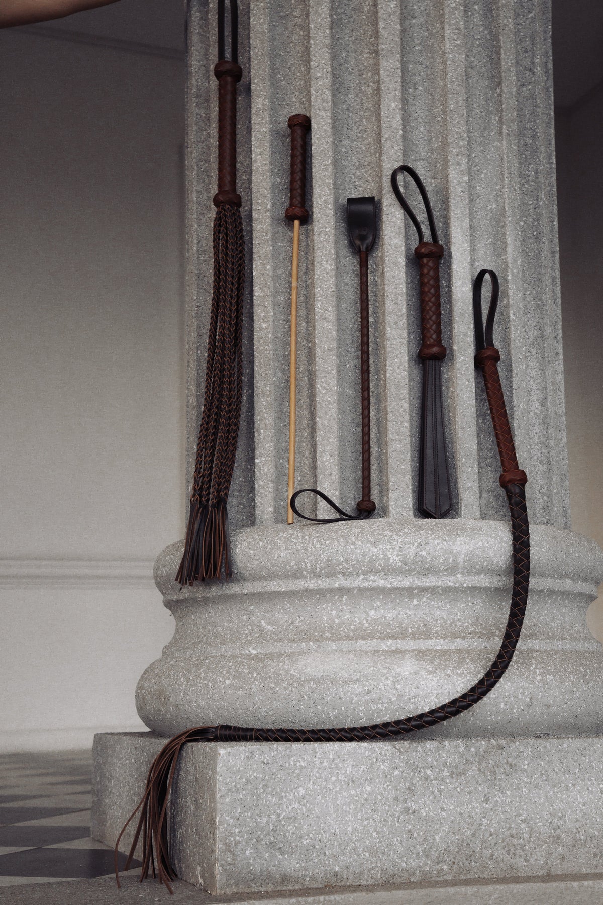 Liebe Seele Leder Paddle 1 Liebe Seele Leder Paddle, Luxuriöses Leather Spanking Paddle von Liebe Seele. Geteiltes Leder für intensiven Sting, perfekter Grip & edles Design – Teil der Equestrian Collection. Exklusive bei RaiX Shop Konstanz kaufen